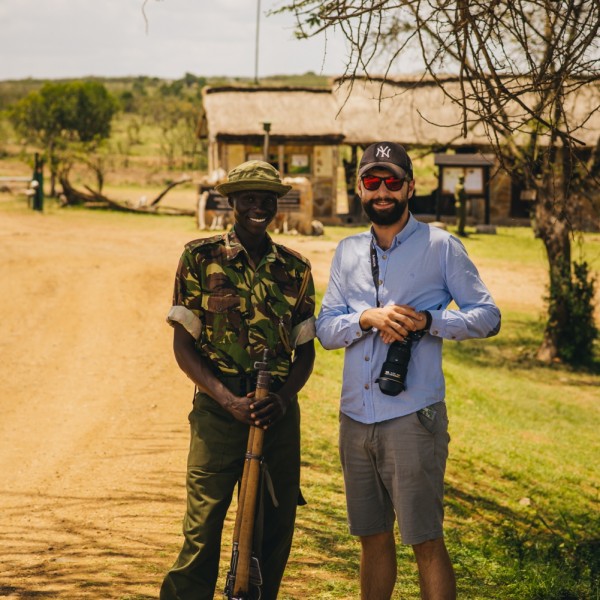 Masai Mara-i kísérőnk. Fegyveres katona nélkül a vadrezervátumba sétálni tilos.